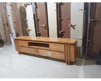 KỆ TI VI GỖ SỒI NGA CHÂN ĐỨNG KT079