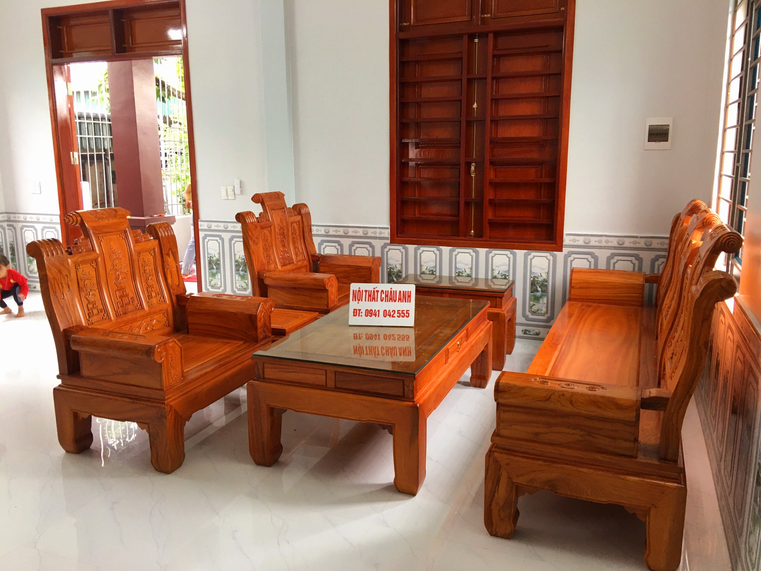 Bộ bàn ghế Cuốn Thư gõ đỏ siêu VIP cho phòng khách BG276 là sự lựa chọn hoàn hảo cho những ai đang tìm kiếm một bộ bàn ghế sang trọng và đẳng cấp. Với chất liệu gỗ đỏ bền chặt, thiết kế đầy tinh tế và hiện đại, bộ bàn ghế này sẽ là điểm nhấn cho không gian phòng khách của bạn.