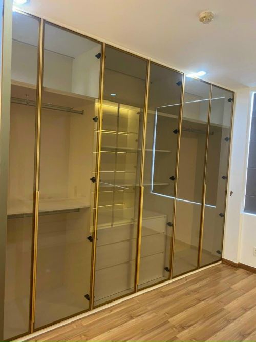 Mẫu tủ treo quần áo làm bằng kính