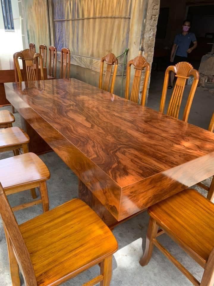 Bàn ăn K3 gỗ 10 ghế là lựa chọn hoàn hảo cho gia đình đông thành viên. Với kiểu dáng đơn giản và màu sắc tươi sáng, chiếc bàn này sẽ mang đến không gian ấm cúng và phong cách cho căn phòng bếp của bạn.
