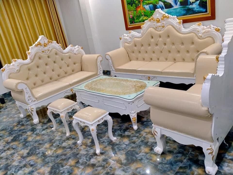 Tinh tế và sang trọng, chiếc sofa này sẽ mang đến cho không gian của bạn sự thanh lịch và đẳng cấp. Với chất lượng cao cấp và thiết kế độc đáo, bộ sofa tân cổ điển này chắc chắn sẽ làm bạn hài lòng và thu hút sự chú ý của bạn bè và khách hàng.